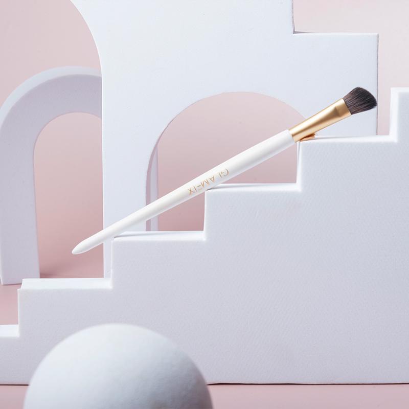 Glam Fix Precision Eyeshadow Brush