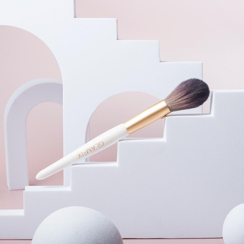 Glam Fix Delicate Blush Brush